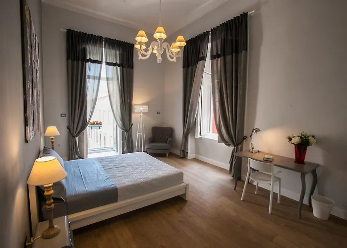 Largo Donnaregina Home